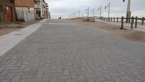 Avanzan los trabajos de pavimentación articulada sobre Costanera