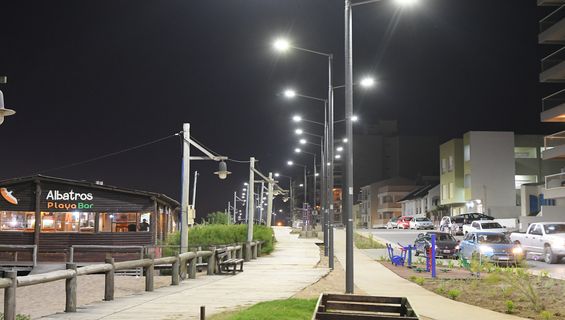 Con la nueva luminaria del frente costero, culminó la segunda etapa de esta ambiciosa obra