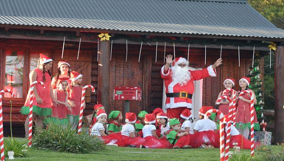 Papá Noel llegó a Monte Hermoso y hoy vuelve a recibir cartitas en el Paseo del Pinar
